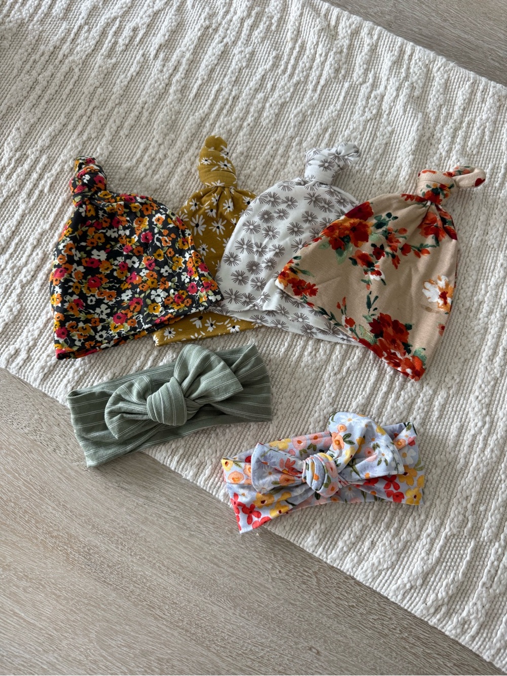 Lou Lou & Company Newborn Hat/Bow set